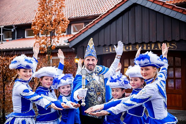 Prinz Jan I. und sein jeckes Gefolge aus Elsen. - © Jule Prietzel
