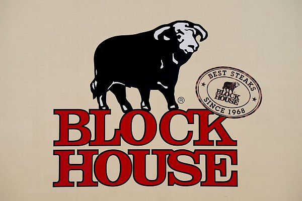 Das Logo von Block House. Vom Rückruf betroffen sind zwei Chargen des Block House Brioche Bun. - © Marcus Brandt/dpa