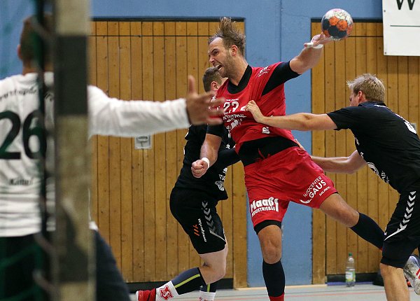 Es ging ordentlich zur Sache: Im Spiel gegen den niedersächsischen Oberligisten Söhre hielt das Trikot von Marius Schrage (am Ball) nicht bis zum Schluss durch. Die TSG präsentierte sich aber topfit. - © Oliver Krato