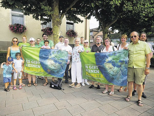 Protest vor der Sonderratssitzung in Bad Lippspringe: Die Grünen können den Streit nicht nachvollziehen: "Der Begriff Klimanotstand ist zwar hochdramatisch, aber berechtigt. Es reicht nicht auf die Bundesregierung zu setzen. Globales Denken setzt lokales Handeln voraus. - © Klaus Karenfeld