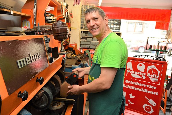 Igor Dreicew (51) hat den kleinen Laden von Schuster Belly übernommen. Er bietet dort neben Schuhreparaturen und Schlüsselservice viele weitere Arbeiten, die er übernimmt, an. - © Karin Prignitz