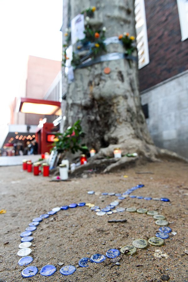 Liebevoll: Herzkreuz aus Kronkorken. - © Christian Weische