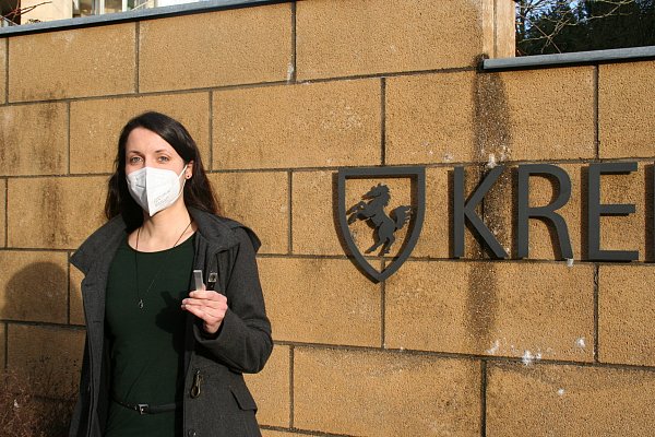 Frau Sarah Brünger betreut im Kommunalarchiv Herford den Bereich des Landkreises Herford. Sie hat mit Freude die beiden USB-Sticks entgegengenommen. - © Hermann Stuke