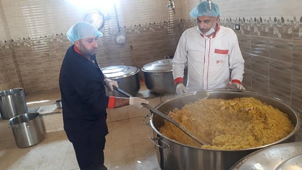 In großen Töpfen wird für Menschen in Idlib gekocht. Viele von ihnen sind auf Hilfe von außen angewiesen. - © Caritas International