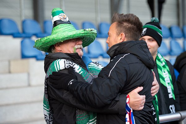 Abklatschen nach dem Arbeitssieg: Die SVR-Spieler Franz Pfanne (v. l.), Kapitän Daniel Flottmann und Niclas Heimann bedanken sich bei den mitgereisten Anhängern für die Unterstützung. - © Noah Wedel