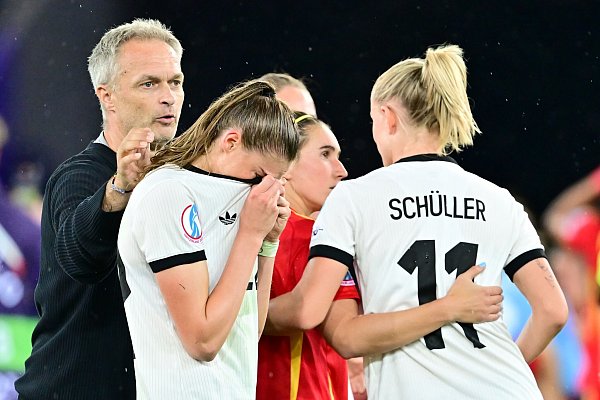 Nach Abpfiff: Christian Wück, Bundestrainer der Frauen-Nationalmannschaft, tröstet Jule Brand, während Lea Schüller (r.) und Spaniens Mariona Caldentey sich umarmen. - © Sebastian Christoph Gollnow/dpa