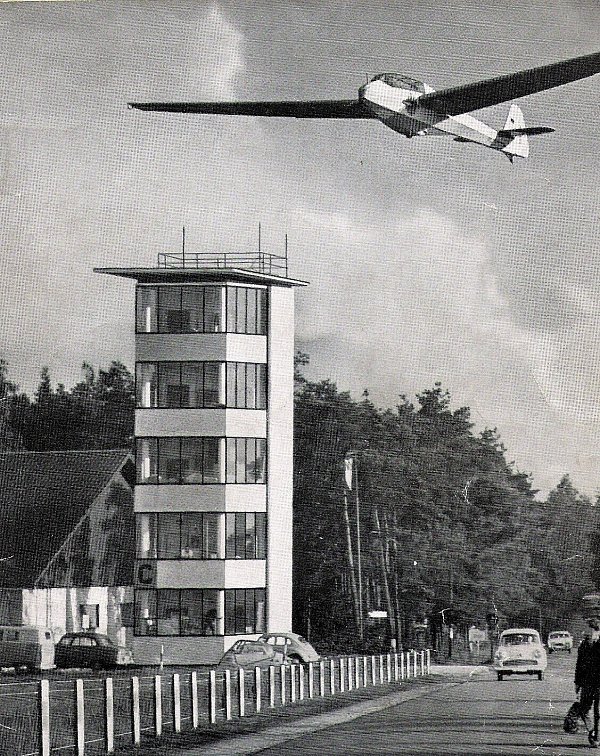 Der frühere Tower am Segelflugplatz. In den 1950er Jahren erlebte der Segelflugsport in Oerlinghausen am Stukenbrocker Weg eine neue Blüte. - © Repro: Horst Biere / Quelle: Segelflugverein Herford