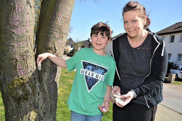 Ben (7) und seine Mutter Nina Michael gehören zu den fleißigen Oerlistone-Produzenten und -Sammlern. Ben versteckt hier einen der Steine in einem Baum. - © Karin Prignitz
