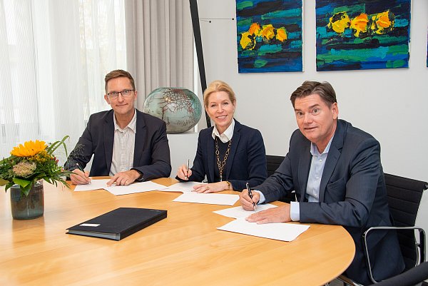 Vertragsunterzeichnung: (v.l.) Dr. Andreas Schroeder (Kreiskliniken Herford-Bünde), Dr. Karin Overlack

(HDZ NRW) und Michael Ackermann (Klinikum Bielefeld). - © F.Lehrke HDZ NRW