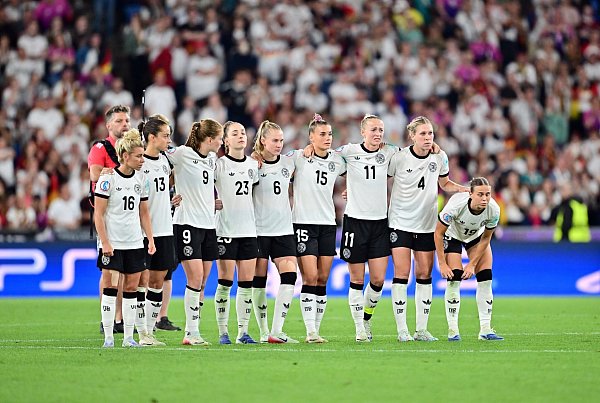 Die deutschen Spielerinnen stehen beim Elfmeterschießen zusammen. - © Sebastian Christoph Gollnow/dpa
