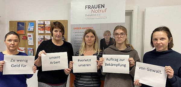 Die Mitglieder des Bielefelder Frauennotrufs protestieren unter dem Hashtag #verletzt und vermitteln eine wichtige Nachricht. - © Frauennotruf Bielefeld