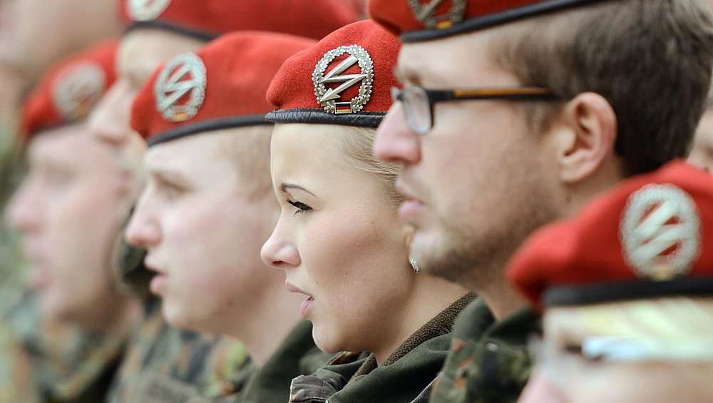 Dobrindt Soldaten in Uniform dürfen künftig kostenlos Bahn fahren nw.de