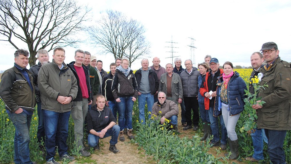 Landwirte inspizieren Feldfrüchte nw.de