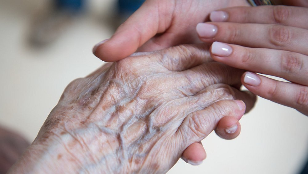 Antworten Von Experten Was Tun Wenn Die Liebsten Zum Pflegefall Werden Nw De