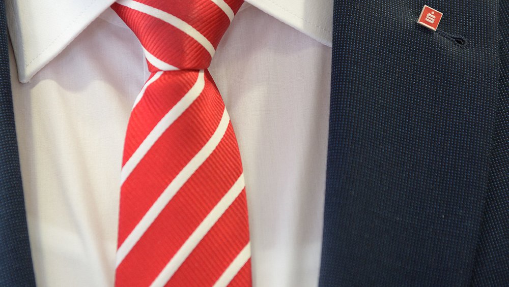Schluss mit Krawatte? Sparkasse GüterslohRietberg lockert Dresscode nw.de