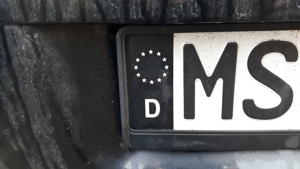 Trend in der Tuning-Szene: Darf man seine Kennzeichen schwarz überkleben? | nw.de