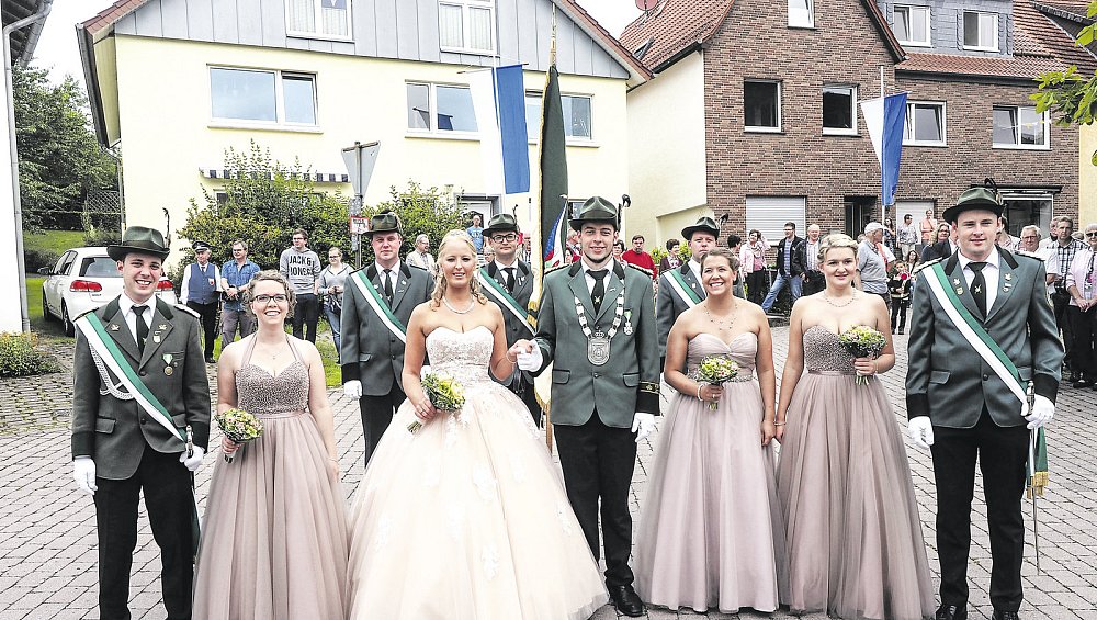 Königspaar und Hofdamen verzaubern Himmighausen nw.de