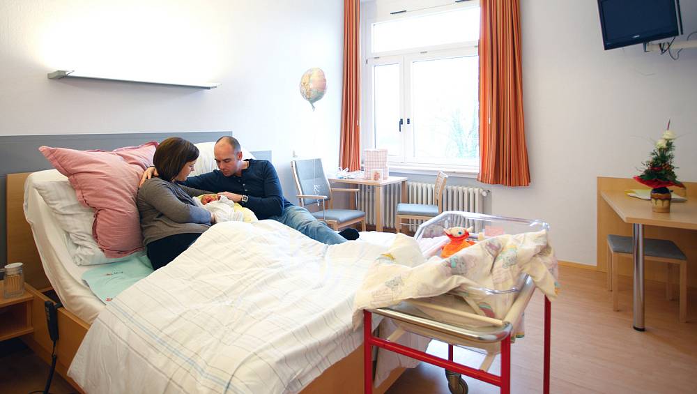 Väter dürfen Mutter und Kind wieder im Krankenhaus besuchen nw.de