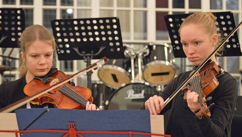 Schüler der Musikschule Bad Oeynhausen zeigen in der Wandelhalle ihr ...