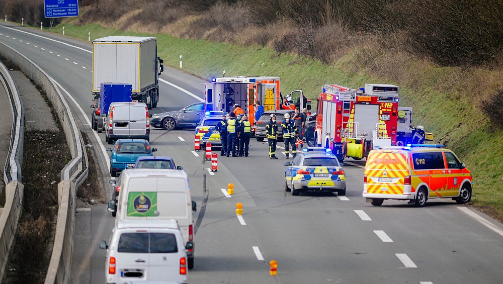 Suv Uberschlagt Sich Auf A33 In Schloss Holte Stukenbrock Und Landet Auf Dach Nw De