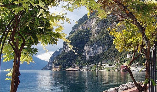 Der weitläufige Gardasee wird von vielen Familien zu Pfingsten angesteuert und ist auch mit dem Auto gut zu erreichen. - © Symbolbild/Pixabay