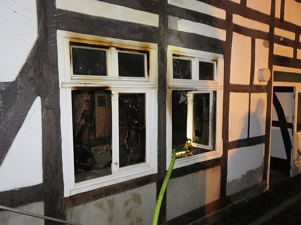 Ausgebrannt: Die Wohnung im Erdgeschoss wurde völlig zerstört. - © Feuerwehr Beverungen