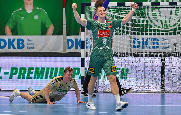 Gegner am Boden, Arme in die Luft: Karolis Antanavicius feiert eine gelungene Abwehraktion beim Heimsieg gegen Hannover. - © Angela Metge