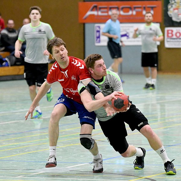 Kampf um den Ball: Obernbecks Thorsten Bergmann (links) und Mennighüffens Maximilian Schäffer. - © Jürgen Krüger