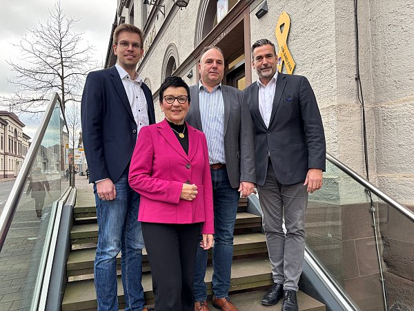 Tobias Orthmann (v. l.), SPD-Landtagsabgeordnete Sabine Tippelt, Landrat Michael Schünemann und Bürgermeister Christian Belke freuen sich über die positive Entscheidung aus Hannover zum RGZ Holzminden. - © Landkreis Holzminden