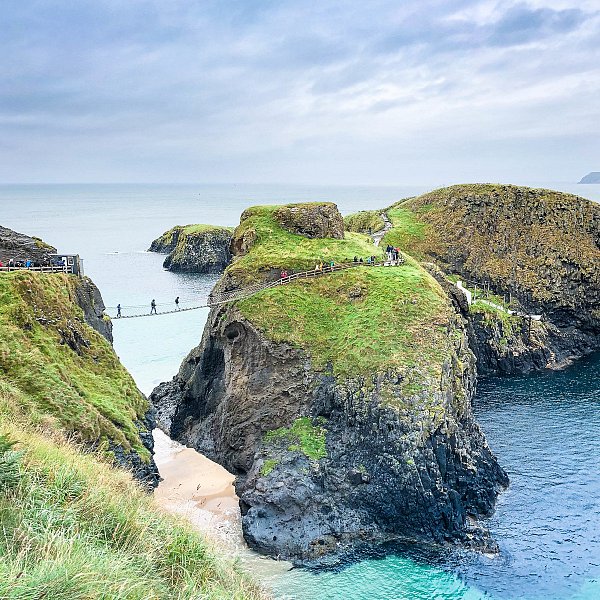 Nichts für schwache Nerven: Die Carrick-a-rede-Hängebrücke verbindet die Insel Carrick mit dem Festland. - © Gresshöner