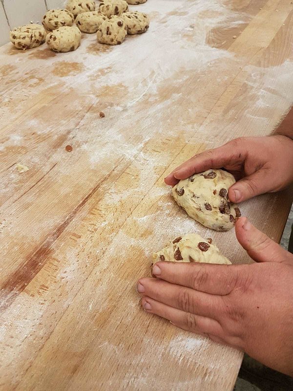Stollen ist in der Adventszeit ein echter Verkafsschlager in der Bäckerei Rost. Das weihnachtliche Gebäck ist bei den Kunden sehr beliebt, aber auch am aufwendigsten herzustellen. - © Rost