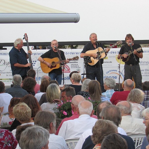 Spielen mit ihrer Band „Another Train“ beim Sommernachtskino: Wolfgang Ramforth (v.l.), Bernhard Adler, Bernd Beckmann und Eckardt Koch. - © Carina Cremer
