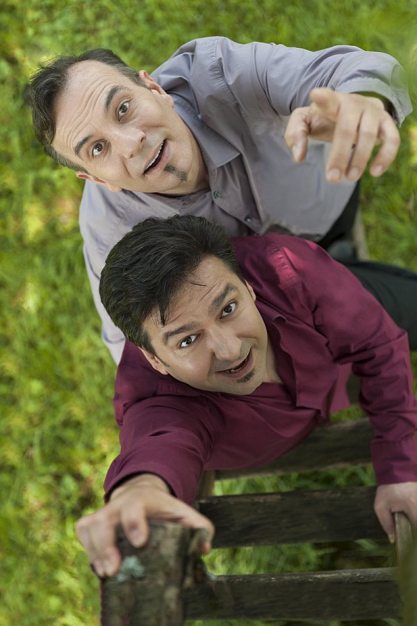 Laden ein: Mit ihrem neuen Programm gibt das Kölner Comedy-Duo Ozan und Tunç Foto oben) den Startschuss für das Kreisfamilienfest und den Nieheimer Familientag. - © Elmar Pollmann-Schweckhorst