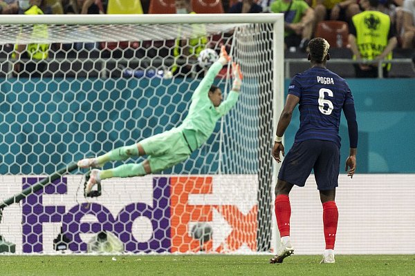 Paul Pogba (r) hat das Tor zum 3:1 für Frankreich gegen den Schweizer Torwart Yann Sommer erzielt. - © Jean-Christophe Bott/KEYSTONE/dpa