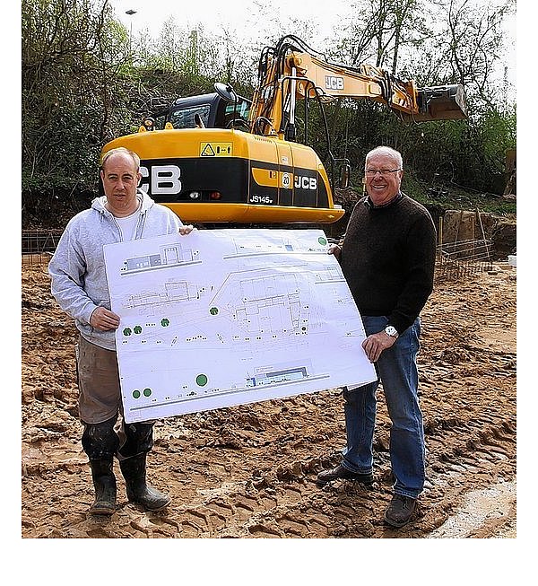 Tobias (l.) und Joachim Quest mit dem Bauplan. - © FOTO: DIRK WINDMÖLLER