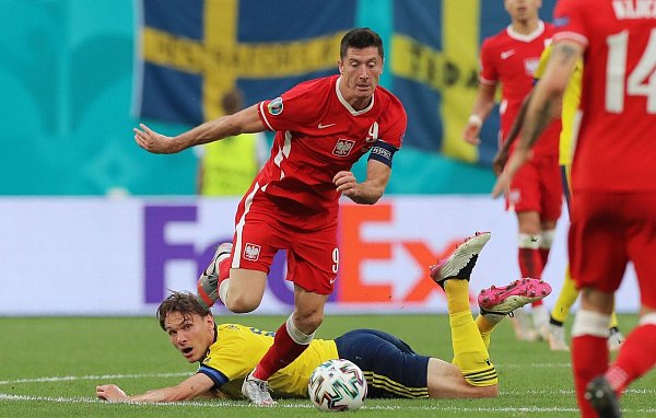 Robert Lewandowski setzt sich mit dem Ball durch und lässt einen Gegenspieler links liegen. - © Igor Russak/dpa