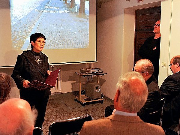 Renée Claudine Bredt erinnert an die Ilse Weber, die Szenen und Gefühle aus dem Lager in Gedichten ausgedrückt hat. - © FOTO: RALF BITTNER