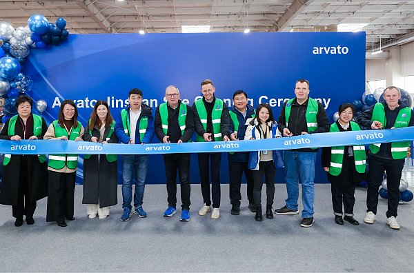 Mit dem symbolischen Durchschneiden des Bandes feiern Arvato-Mitarbeitende und Geschäftsführung die Eröffnung in Shanghai. - © Arvato